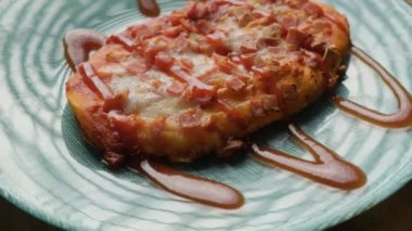 Sosisli mini pizza ve ketçaplı peynir yakın plan ahşap masa arkasında..