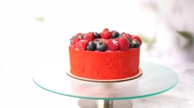 Ahududu ve yaban mersinli kırmızı pasta..