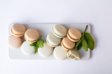 Beyaz arkaplanda nane aromalı farklı renkte makarnalar..