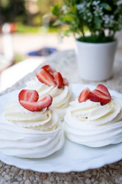 Ev yapımı kremalı Pavlova pastası taze çilek ve naneli. Yaz tatlısı. Fransız pastası. Şekerleme. Klasik tatlı işte. Çilekli tatlı.