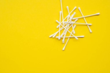 Sarı arkaplanda pamuk tomurcukları.