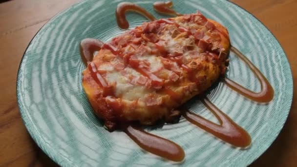 Mini Pizza Klobásou Sýrem Kečupem Dřevěném Stole Pozadí Close — Stock video