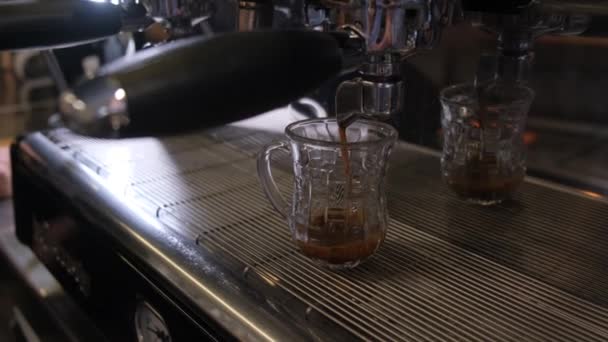 Zbliżenie Przygotowywania Kawy Profesjonalnym Ekspresie Kawy — Wideo stockowe