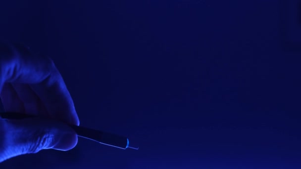 マルチカラーネオンライトのネオン照明付きタイプC充電器 — ストック動画