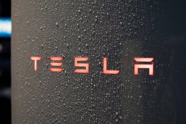 Tarragona, İspanya - 27 Eylül 2023: Elektrikli araba şarj istasyonu Tesla Supercharger.