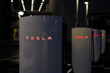 Tarragona, İspanya - 27 Eylül 2023: Elektrikli araba şarj istasyonu Tesla Supercharger.