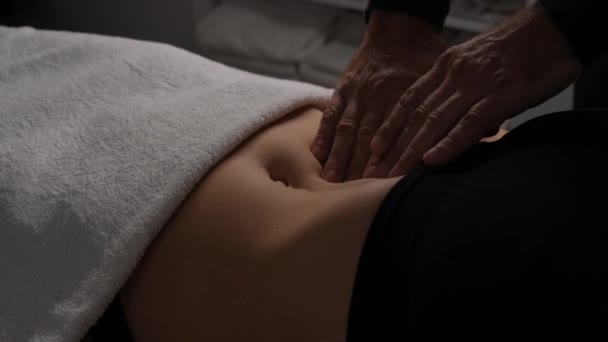 Mãos Masculinas Fazendo Massagem Drenagem Linfática Estômago Feminino — Vídeo de Stock