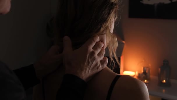 Close Mâinilor Sex Masculin Care Fac Masaj Drenaj Limfatic Gâtul — Videoclip de stoc