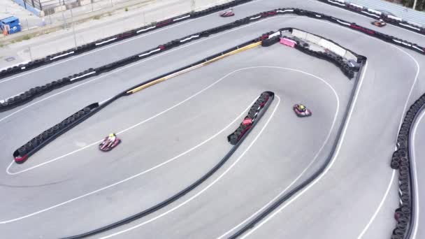 High Speed Kart Αγώνα Στο Δρόμο Στην Πίστα Αεροφωτογραφία Από — Αρχείο Βίντεο