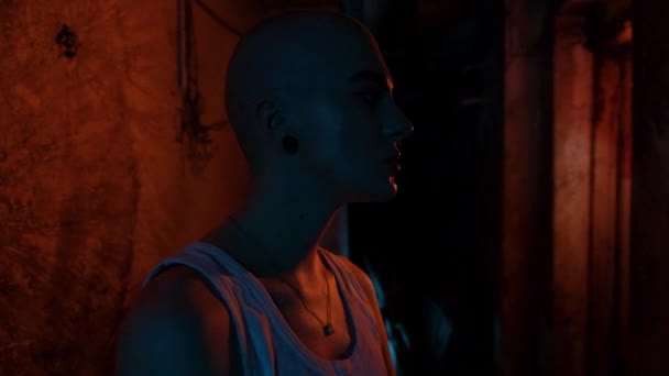 Seorang Wanita Tanpa Rambut Kepalanya Ruang Bawah Tanah Neon Lit — Stok Video