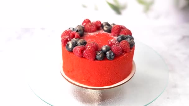 Red Cake Raspberries Blueberries Light Background — Stock Video
