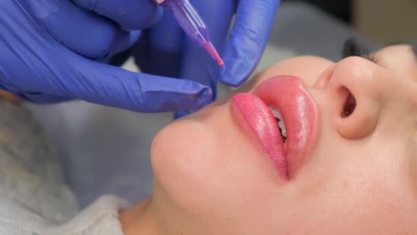 Young Woman Having Permanent Makeup Lips Beautician Salon Close — 비디오