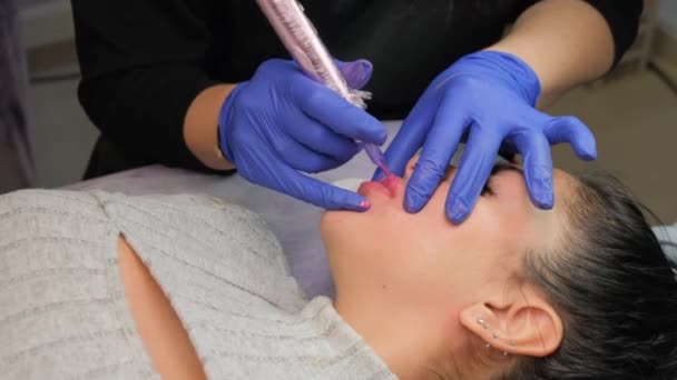 Young Woman Having Permanent Makeup Lips Beautician Salon Close — 비디오
