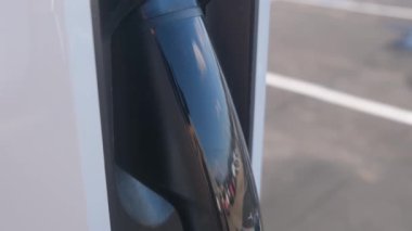 Tarragona, İspanya - 27 Eylül 2023: Elektrikli araba şarj istasyonu Tesla Supercharger.
