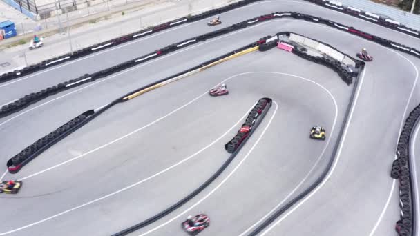 High Speed Kart Αγώνα Στο Δρόμο Στην Πίστα Αεροφωτογραφία Από — Αρχείο Βίντεο