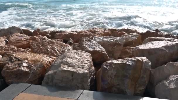 Deniz Dalgaları Kayalara Çarpıyor — Stok video