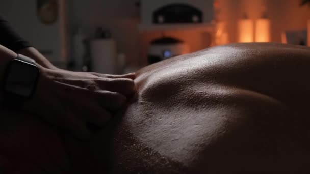 Terapeutická Relaxační Masáž Zblízka Mužských Zad Tmavý Pokoj Svíčkami — Stock video