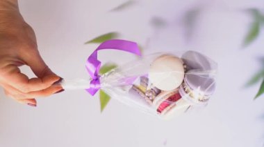 Açık arkaplanda şeffaf bir torba içinde güzel Fransız ve İtalyan makarnası, yakın plan..