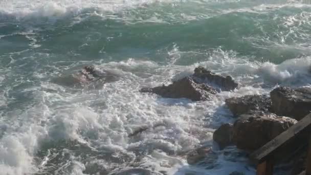 Ombak Laut Bergulir Atas Batu — Stok Video