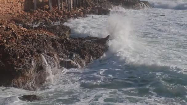 Морські Хвилі Котиться Каменях — стокове відео