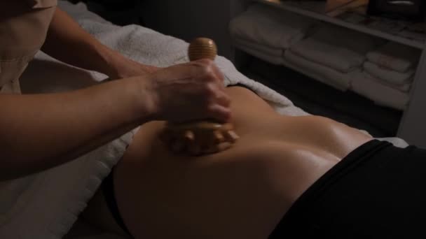 Donna Che Massaggio Anticellulite Con Madero Terapia Terapeuta Professionista Che — Video Stock