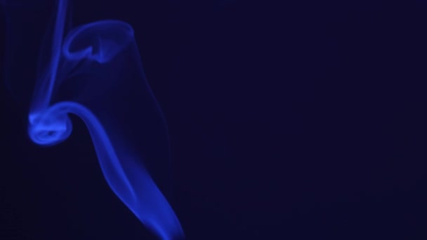 浓烟熏香粘在黑暗的背景上 — 图库视频影像