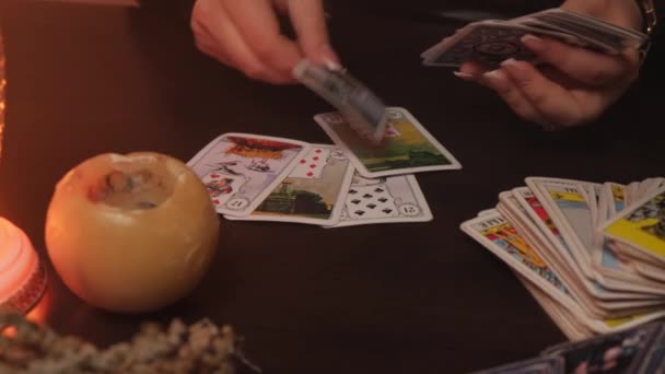 Kiew Ukraine Februar 2022 Eine Wahrsagerin Liest Tarotkarten Auf Dem — Stockvideo