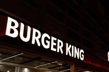 Tarragona, İspanya - 09 Haziran 2023: Burger King İmza EnTracding Binası. Geceleri Burger King restoranının dışında..