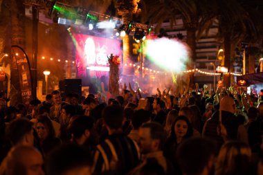 Tarragona, İspanya - 30 Ekim 2022: Birçok insanla birlikte gece diskosu.