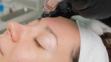 Yakın plan bir kozmetikçi modern bir klinikte hastaların cildini temizlemek ve tazelemek için hidrojen soyma makinesini manipüle ediyor..