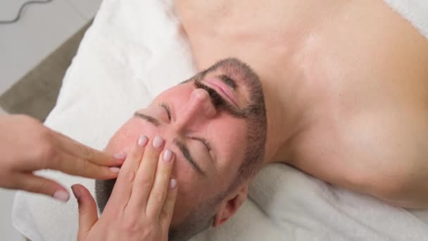 Ansiktsmassage Stilig Man Med Skägg Spasalong Närbild — Stockvideo