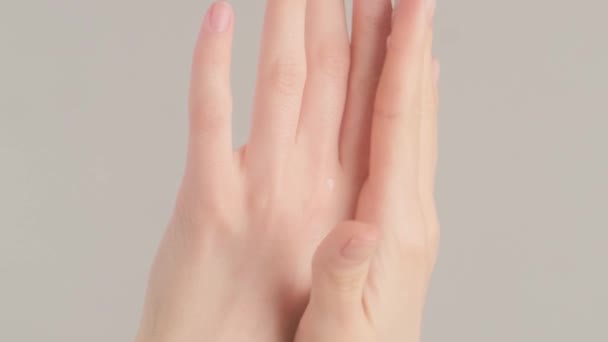Kobieta Zrzuca Serum Pipety Dłoń Masuje Olejek Kosmetyczny Zbliżenie Dłoni — Wideo stockowe