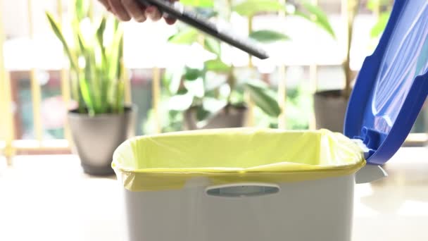 Uma Mão Homem Segura Controle Remoto Joga Lata Lixo — Vídeo de Stock