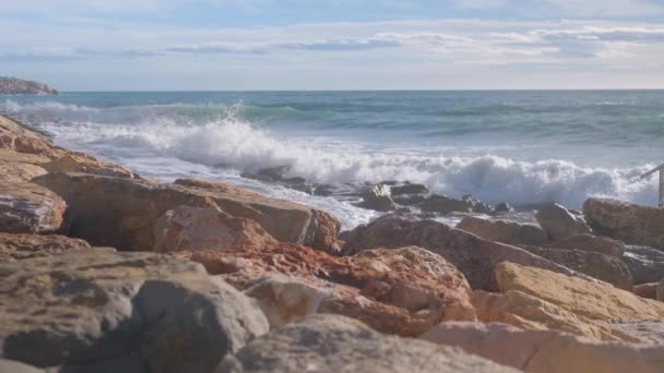 Deniz Dalgaları Taşların Üzerinde Yuvarlanıyor — Stok video