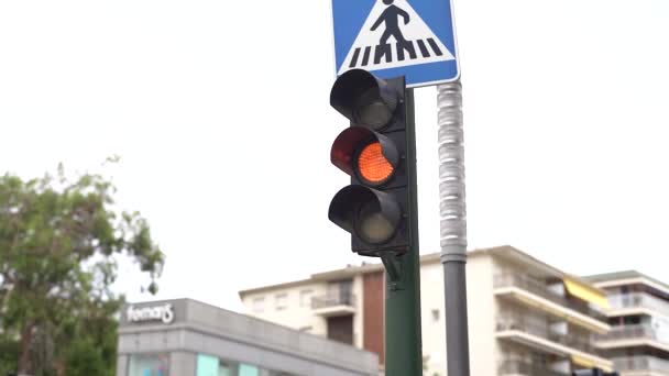 유럽의 거리에서 깜박이는 노란색 클로즈업 — 비디오