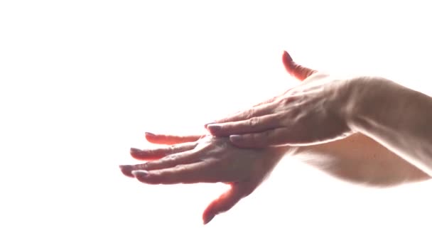 Ręce Starszej Kobiety Nakładają Krem Nawilżający Białe Tło — Wideo stockowe