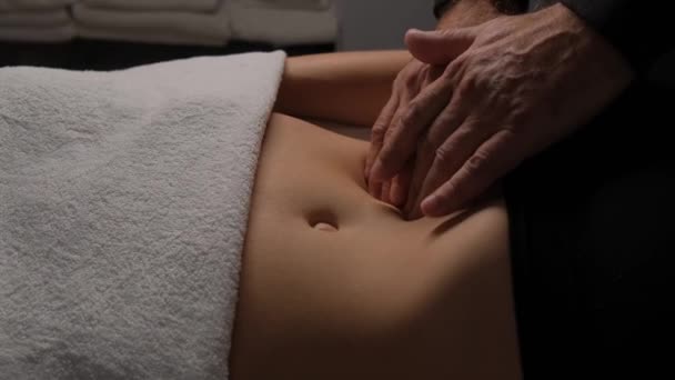 Männliche Hände Bei Einer Lymphdrainage Massage Auf Einem Weiblichen Bauch — Stockvideo