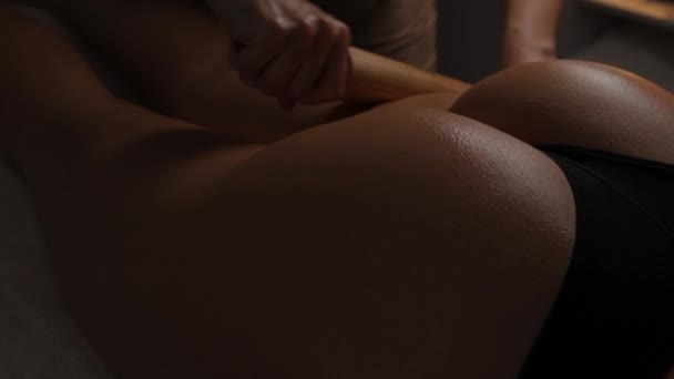 Mulher Tendo Sessão Massagem Celulite Com Madero Terapia Terapeuta Profissional — Vídeo de Stock