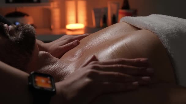Massaggio Rilassante Torace Collo Uomo Salone Spa Una Stanza Buia — Video Stock