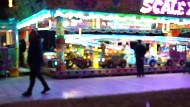 Ambiance Nocturne Avec Éclairage Coloré Mouvement Carrousel Dans Parc Attractions — Video