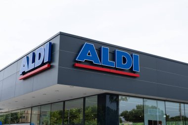 Tarragona, İspanya - 29 Mayıs 2023: ALDI yakın çekim süpermarket logosu.