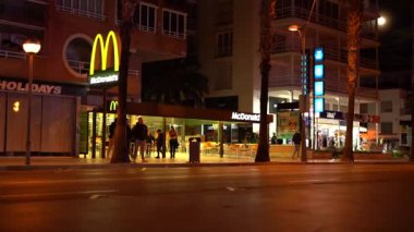 Salou, İspanya - 28 Ocak 2024: McDonalds, ABD 'li hamburger ve fast food restoran zinciri.