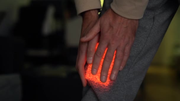 男性は膝の痛みを閉じることに苦しんでいる 炎症した領域が赤く輝く — ストック動画