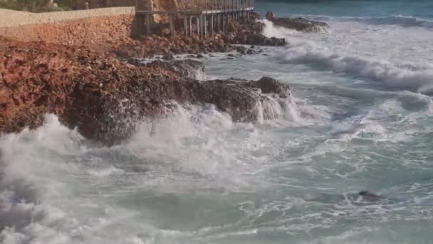 Морские Волны Катятся Камням — стоковое видео