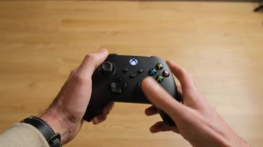 Yeni Xbox serisi X konsolunda oynamak için Joystick denetleyici. Kiev, Ukrayna - 07 Mart 2024