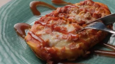 Sosisli mini pizza ve ketçaplı peynir yakın plan ahşap masa arkasında..