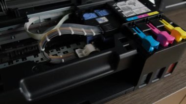 Kartuş kapaklı yazıcı.