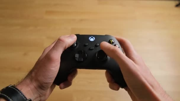 Joystick Controller Zum Spielen Auf Der Neuen Konsole Der Xbox — Stockvideo