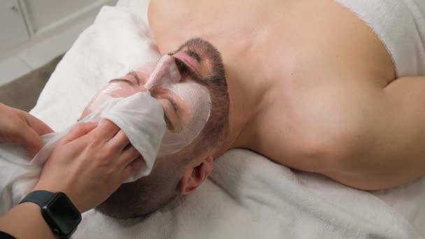 Cosmétologue Lave Crème Visage Homme Avec Une Serviette Dans Salon — Video