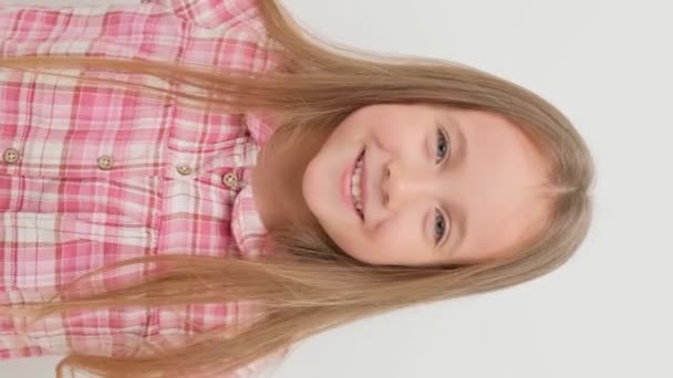 Kislány Örül Mosolyog Közeli Portré Függőleges Videó — Stock videók